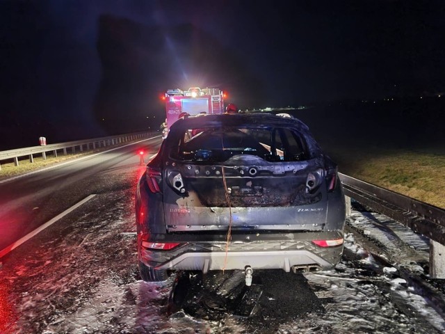 - Po przybyciu na miejsce zdarzenia zastano palący się samochód osobowy Hyundai Tucson w całości, stojący na jednym pasie drogi krajowej. Samochodem podróżowała 1 osoba (mężczyzna), poza pojazdem bez obrażeń - relacjonują strażacy z PSP Mogilno