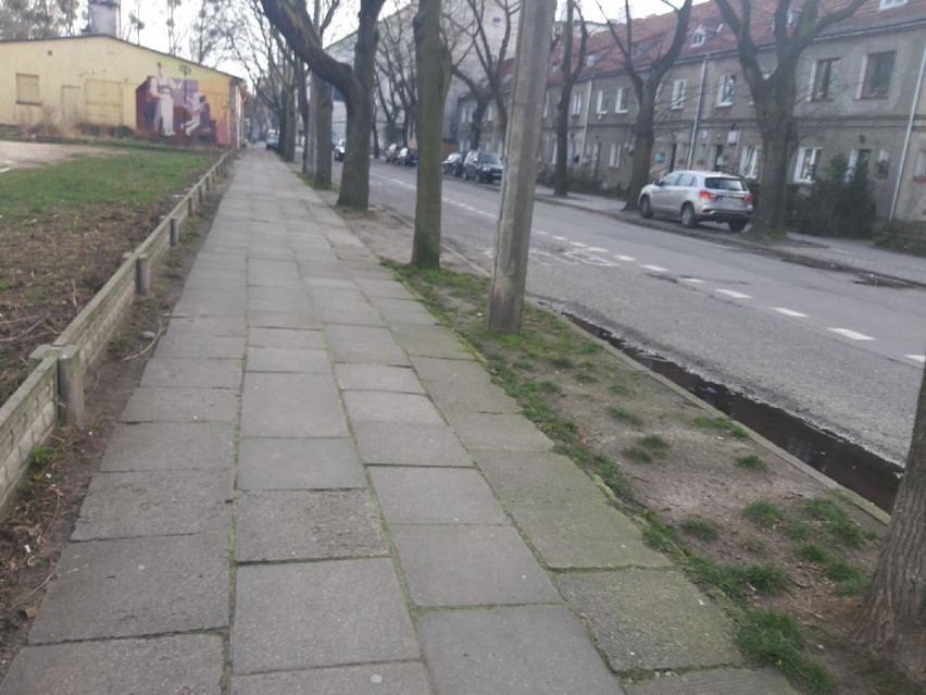 Puste ulice, skwery, place w Śródmieściu Gdyni. Mimo słonecznej pogody gdynianie pozostali w domu w obawie przed koronawirusem