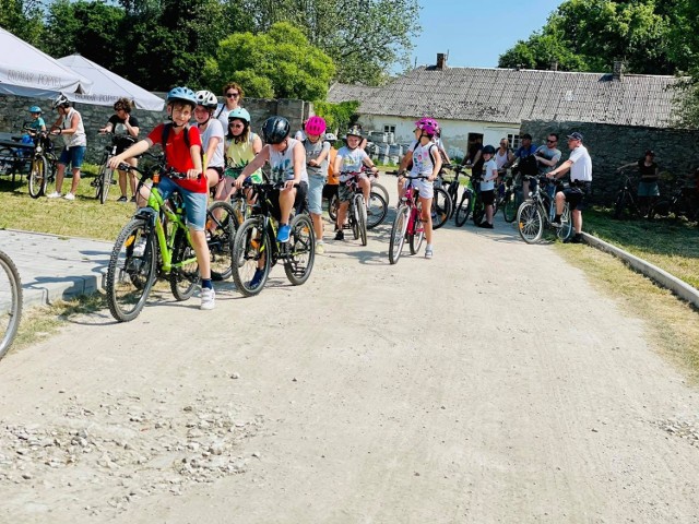 22 czerwca uczniowie ze szkoły podstawowej numer 2 w Staszowie  wybrali się na wycieczkę rowerową do Kurozwęk. Odpowiednio ubrani – w kaskach i kamizelkach odblaskowych, wyruszyli spod szkoły o godzinie 9:00. Pod czujnym okiem funkcjonariuszy Powiatowej Komendy Policji w Staszowie, którzy towarzyszyli im podczas całej wycieczki oraz rodziców, przebyli ponad 8 kilometrów w jedną stronę. Dzieciaki miały ogromną frajdę, ponieważ  policjanci poprowadzili trasę przez rynek w Staszowie, gdzie wstrzymali ruch na czas przejazdu. Po około 40 minutach wszyscy dotarli już do Zespołu Pałacowego w Kurozwękach, gdzie czekała pyszna pizza. Po posiłku, odpoczynku i zabawach uczniowie wrócili pod szkołę. 

Więcej zdjęć z wycieczki na kolejnych slajdach>>>