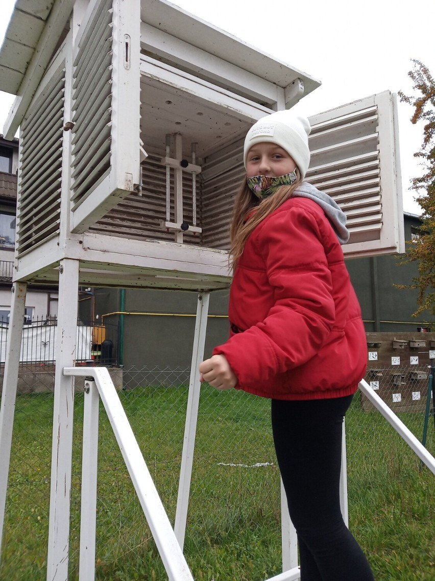 „Naukowy ogród pełen tajemnic”- z wizytą w szkolnej stacji meteorologicznej