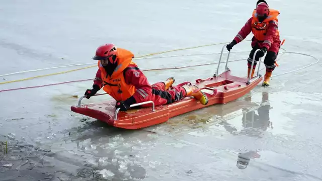 Strażacy z JRG w Wolbromiu ćwiczyli akcje ratownicze na zamarzniętym zalewie