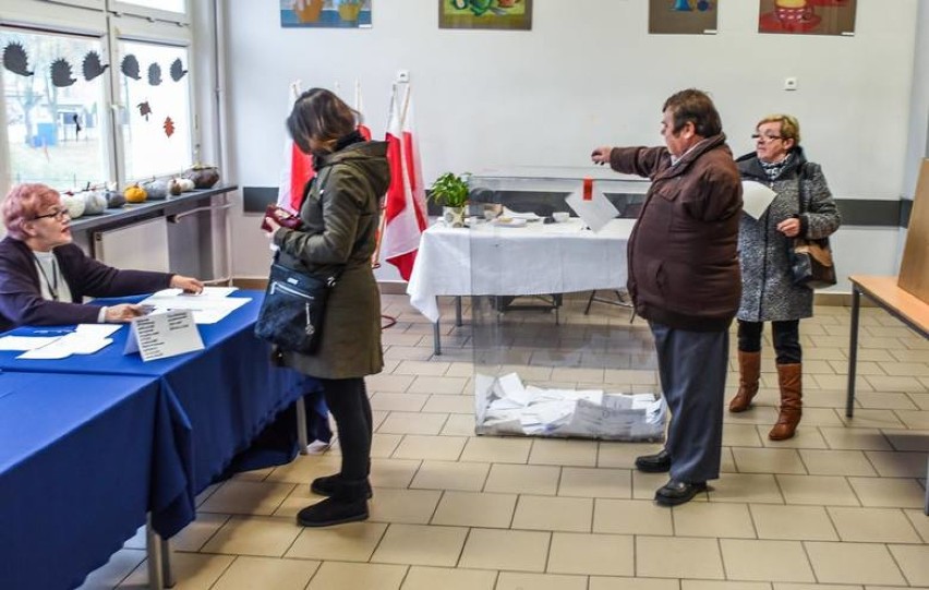 Oto 10 obwodowych komisji wyborczych z największą frekwencją...