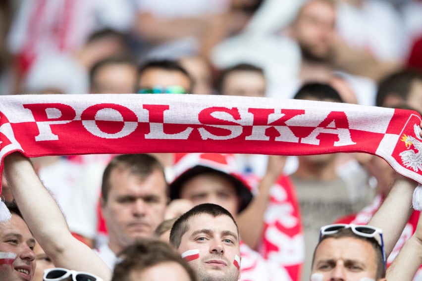 Seksowne kibicki i polscy patrioci na meczu Polska-Szwajcaria. Tak nasi dopongowali kadrę [ZDJĘCIA]