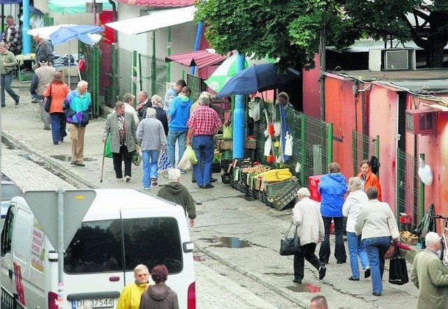 Władze targowiska pozwalają na nielegalny handel