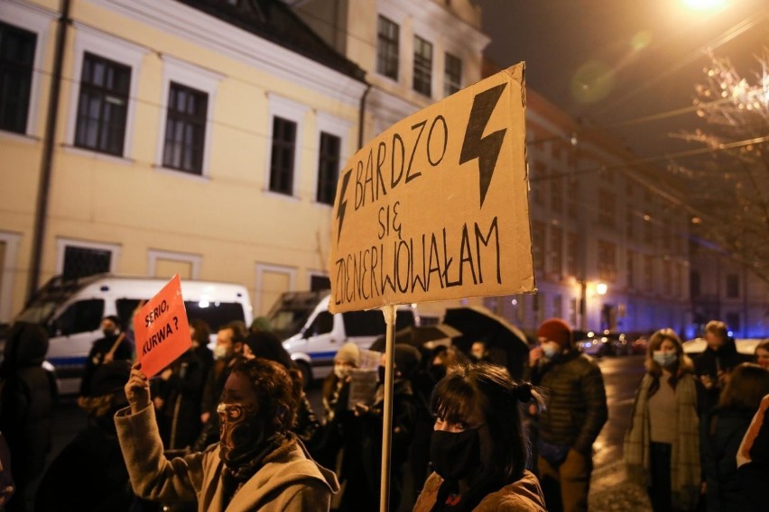 Kraków. Uczestnicy Strajku Kobiet pobici na Zwierzynieckiej. Napastnicy użyli gazu