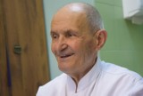 Profesor Eugeniusz Murawski ma 90 lat i operuje. To najstarszy chirurg w Polsce!