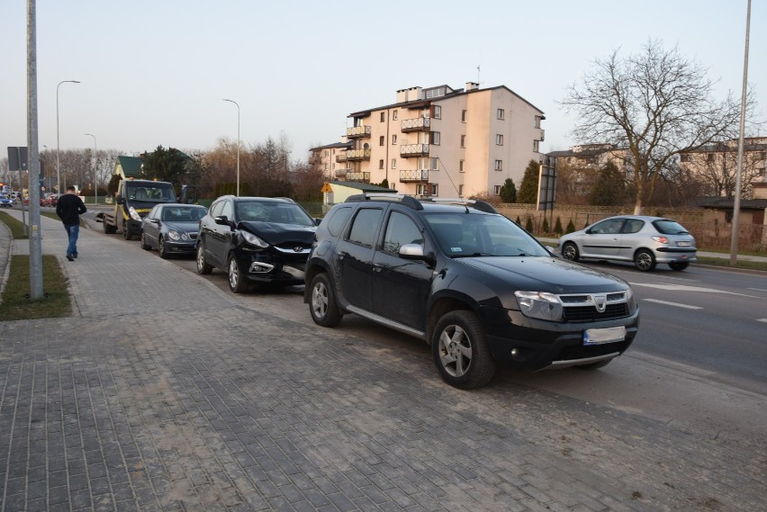 Zderzenie dwóch samochodów na ul. Popiełuszki w Wieluniu