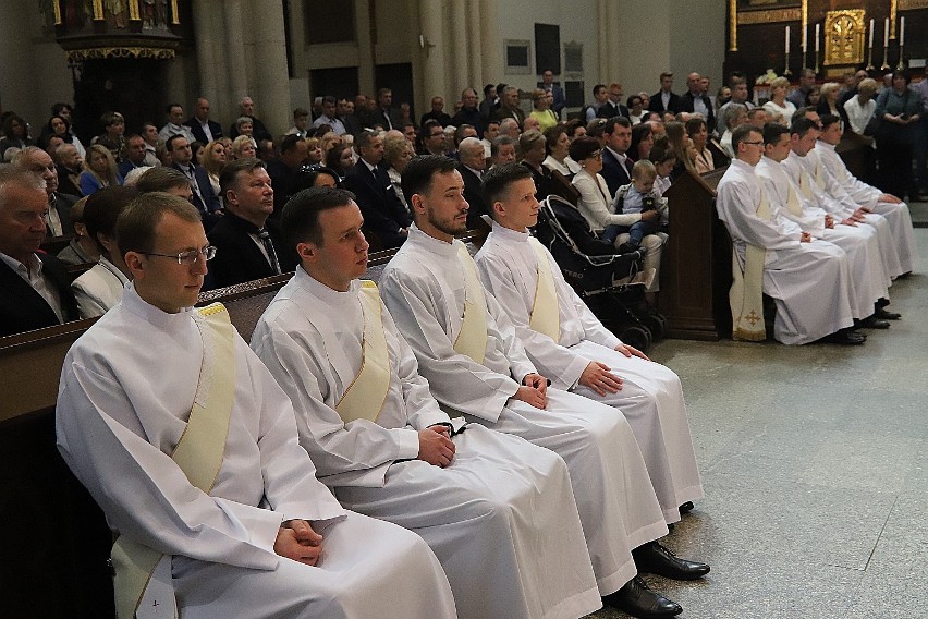 Arcybiskup Grzegorz Ryś wyświęcił dziewięciu nowych kapłanów (ZDJĘCIA)