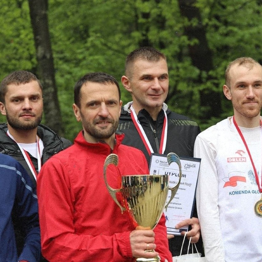 Aron Przybył wspólnie z kolegami wybiegał Drużynowe Mistrzostwo Polski Służb Mundurowych, a potem udał się do Zakopanego na zgrupowanie reprezentacji Polski policji