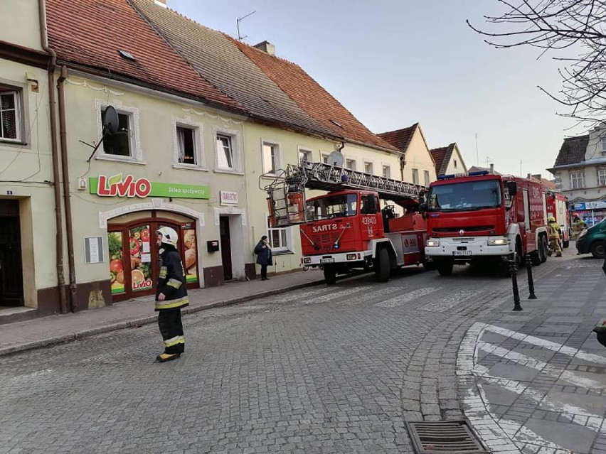 Sława. Strażacka akcja na Starym Rynku. Strażacy szukali przyczyny zadymienia w budynku wielorodzinnym [ZDJĘCIA] 