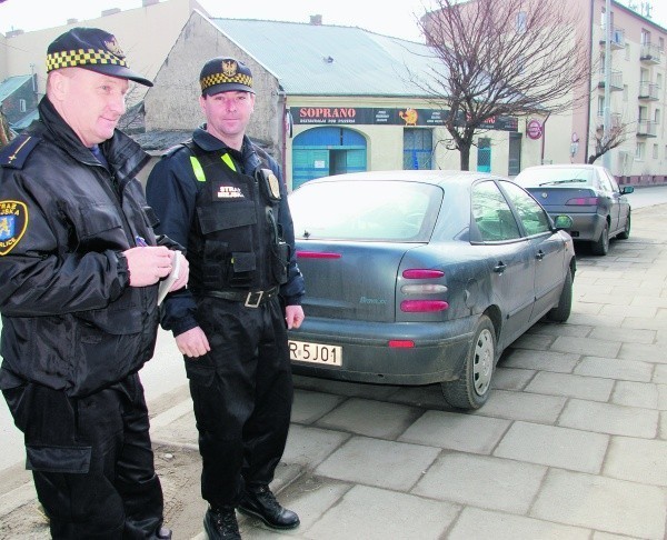 Jan Lisowicz i Tomasz Jeleń podczas patrolu na ulicy Kołłątaja