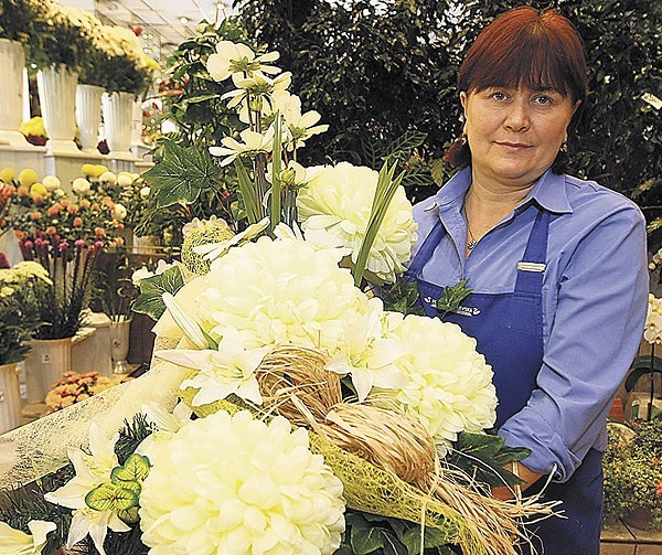 Takie wiązanki zamówiło najwięcej osób - pokazuje Jolanta Pawlik z kwiaciarni przy ul. Piotrkowskiej.