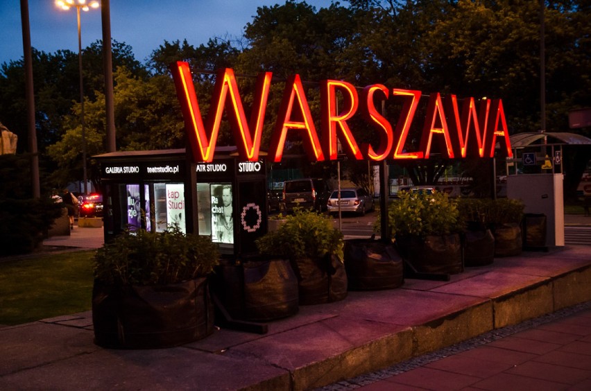 Neon "Warszawa" powrócił. Teraz rozświetla otoczenie na...