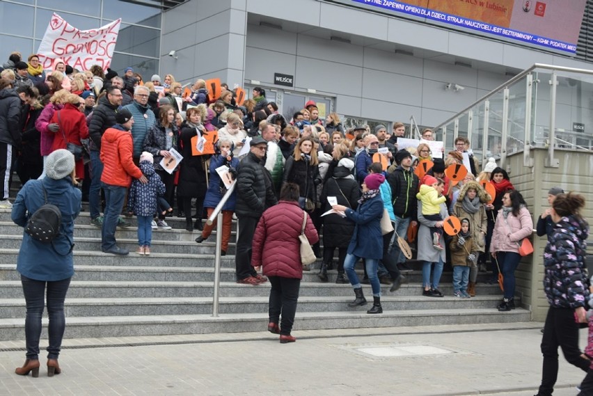 Protest nauczycieli w Lubinie. Przyjechali z okolicznych...