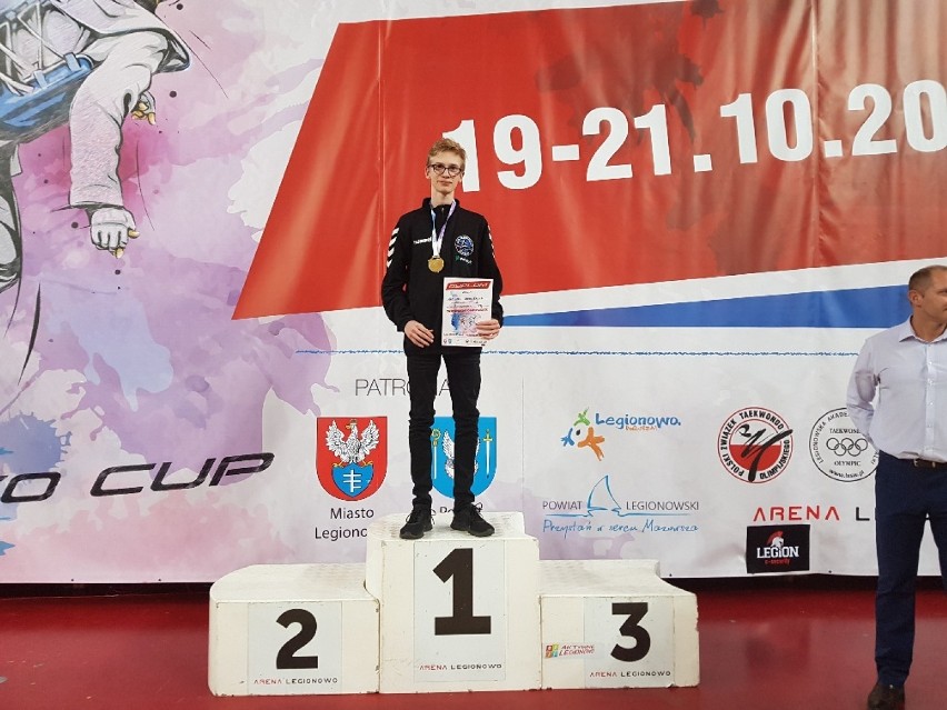 UKS Taekwondo Pleszew: Mariusz Adamkiewicz wywalczył złoty medal, a Michalina Czerwińska wróciła z Leginowo Cup z kontuzją 