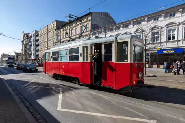 Czerwony wagon typu 5N jest jednym z wielu tego typu wagonów dostarczonych do Bydgoszczy w latach 50-tych i 60-tych. Po Bydgoszczy jeździły one liniowo aż do 1991 roku.

Polecamy: Bydgoski Londynek z lotu ptaka


