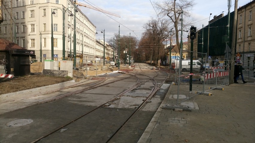 Kraków. Trwa walka z czasem, by w poniedziałek tramwaje wróciły na ulicę Dietla