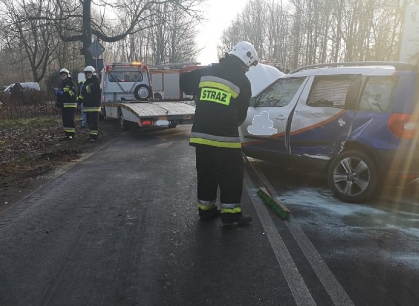 Gmina Kuślin: Zderzenie dwóch pojazdów na oblodzonej drodze