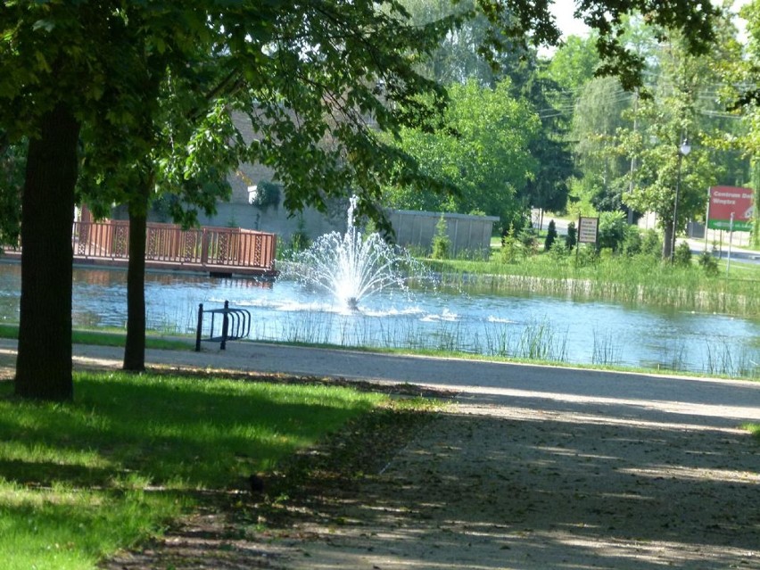 Wrześniowy Park Miejski w Zduńskiej Woli. Widać pierwsze oznaki wczesnej jesieni