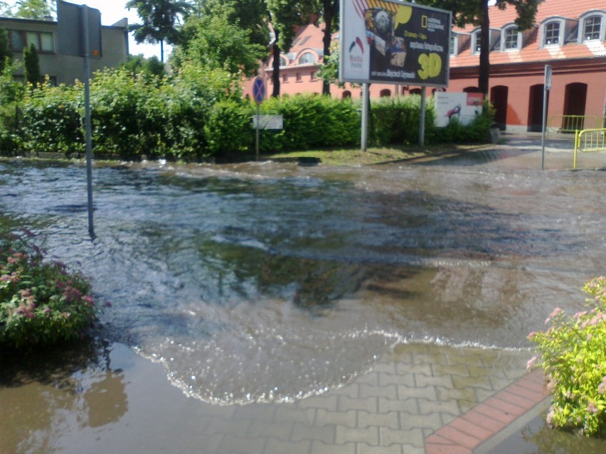 Podtopione skrzyżowania przy ulicach Langowicza oraz Szpitalnej w Międzychodzie