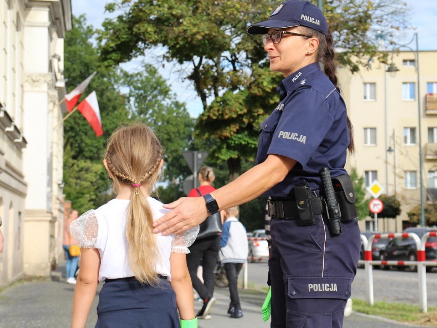 Policjanci dbają o bezpieczeństwo dzieci.