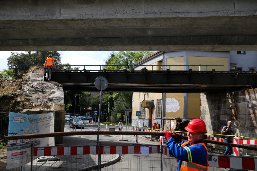 Kraków. Rozbierają stary wiadukt kolejowy nad ulicą Kopernika [ZDJĘCIA, WIDEO]
