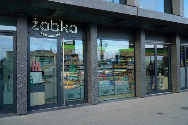 Otwarty na parterze Bałtyku sklep sieci Żabka ma zaledwie niecałe 16 metrów kwadratowych.