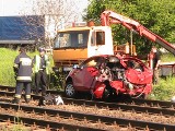 Skalmierzyce - Śmierć na przejeździe kolejowym. Samochód osobowy wjechał pod pociąg. Film i zdjęcia