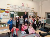 Policja w szkole w Jastarni: dzielnicowy z Juraty rozmawiał z uczniami o bezpieczeństwie i zagrożeniach | NADMORSKA KRONIKA POLICYJNA