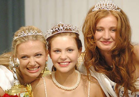 Kończące swoje panowanie najpiękniejsze dziewczyny ubiegłego roku: Alicja Pysz Miss Beskidów, Justyna Ciepielowska I Wicemiss (z lewej) i Magdalena Słopiecka II Wicemiss (z prawej). Fot. Lucjusz Cykarski