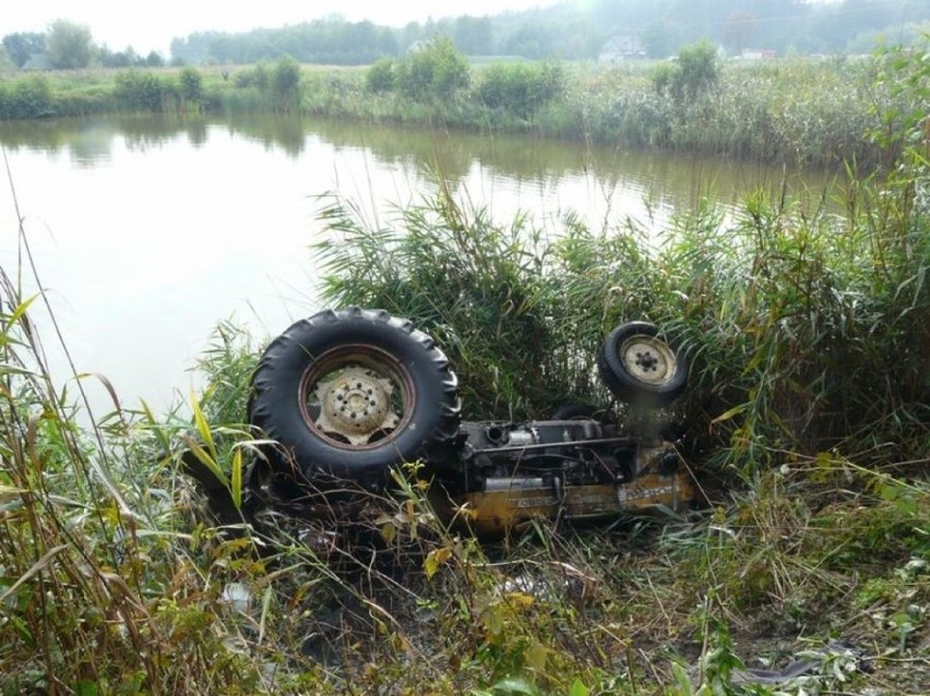 Wypadek w Poddębicach. Traktor przygniótł 70-latka.