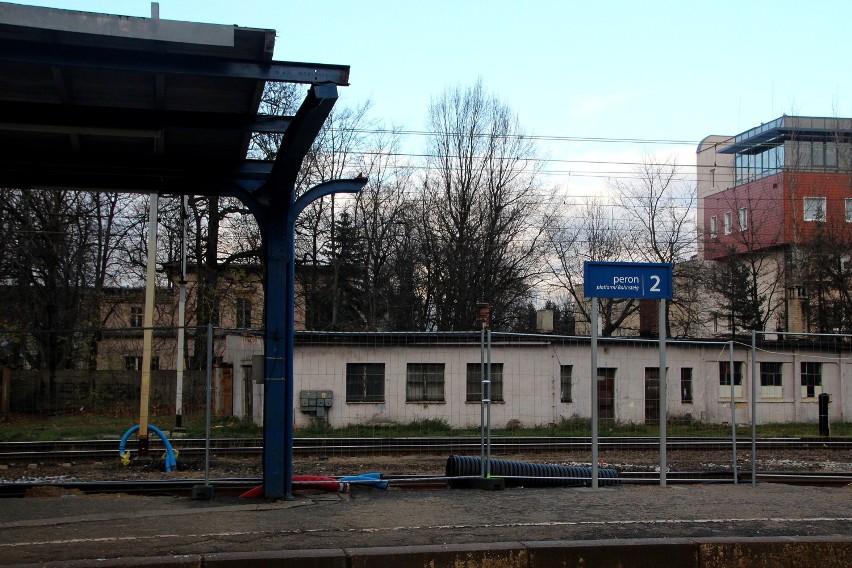 Inwestycja kolejowa w Zielonej Górze - peron 2 częściowo po nowemu [zdjęcia]