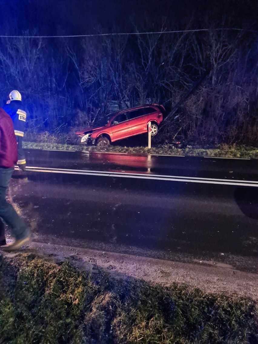 Ostroróg. Jazdę na "podwójnym gazie" zakończył na... słupie!