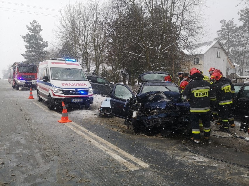 Wypadek w Ulejowie na drodze Łask - Szadek ZDJĘCIA AKTUALIZACJA