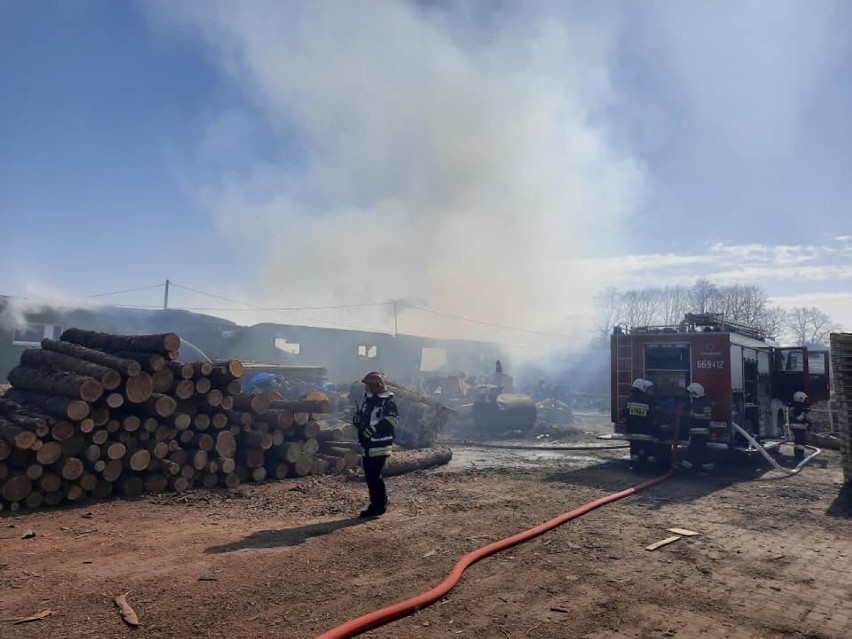 Tarnówka - doszo do pożaru hali produkcyjnej w tartaku