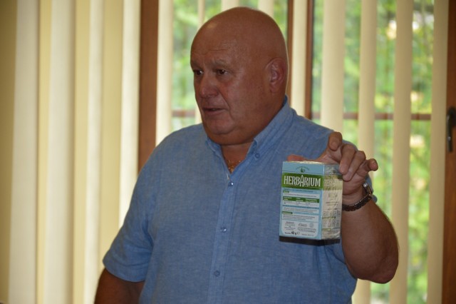 Spotkanie w pałacyku zakończyło się wręczaniem herbatki na nerwy. Na zdjęciu Adam Matwijów, przewodniczący Rady Miasta Żagań.