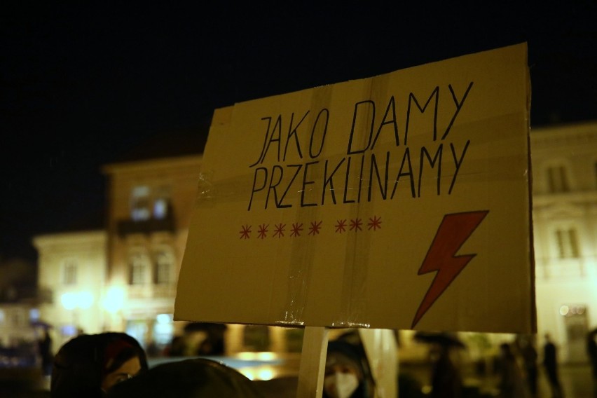 Protest kobiet w Rynku Trybunalskim w Piotrkowie, 30...