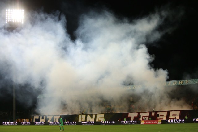 Piłkarze GKS Jastrzębie po raz pierwszy w historii pokonali na boisku GKS Katowice. I to na wyjeździe! Jednak mecz zakłócili pseudokibice