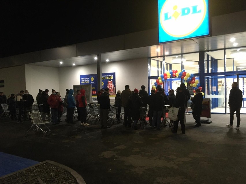 Długa kolejka czekała na otwarcie nowego Lidla w Kielcach przy ulicy Piekoszowskiej w Kielcach.  Przyszły tłumy  [ZDJĘCIA, WIDEO]