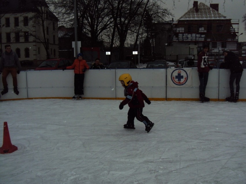 Dzieci i młodzież rywalizowały na lodzie. Wypadków nie było, za to radości co niemiara [ZDJĘCIA]