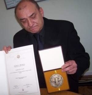Andrzej Kawa z medalem i dyplomem z Poznania. Fot. G. Janowczyk