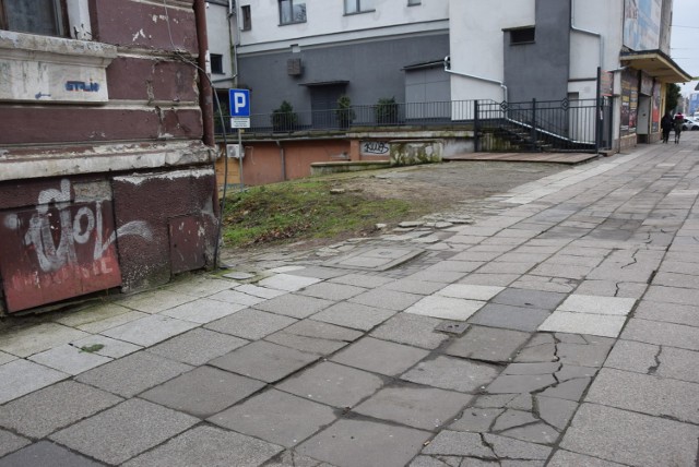 Chodniki w centrum miasta często są albo wąziutkie albo bardzo dziurawe. Straszą przechodniów połamanymi płytkami, licznymi pęknięciami i wybrzuszeniami. 

Niektórym brakuje też krawężników. Są też takie, które krawężniki mają, ale są równie dziurawe, co chodnik, albo  tak wysokie, że aż nie do przeskoczenia - przynajmniej dla małego gorzowianina. W ostatnim czasie gigantyczne wyrwy zaczęły tworzyć się też w okolicach przejść przy torowiskach - np. przy ul. Chrobrego. A Waszym zdaniem, w którym zakątku naszego miasta są najbardziej dziurawe chodniki? Które ulice wymagają najpilniejszego remontu?

Przeczytaj też:  Gorzów: ale zdjęcia! Tak gorzowski bulwar wyglądał przed laty [GALERIA]

