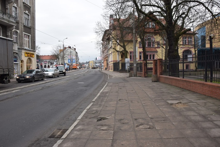 Chodniki w centrum miasta często są albo wąziutkie albo...