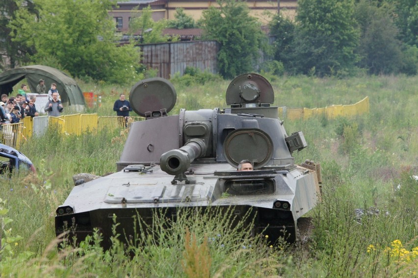 Piknik militarny w Kaliszu. Wojskowe pojazdy w akcji