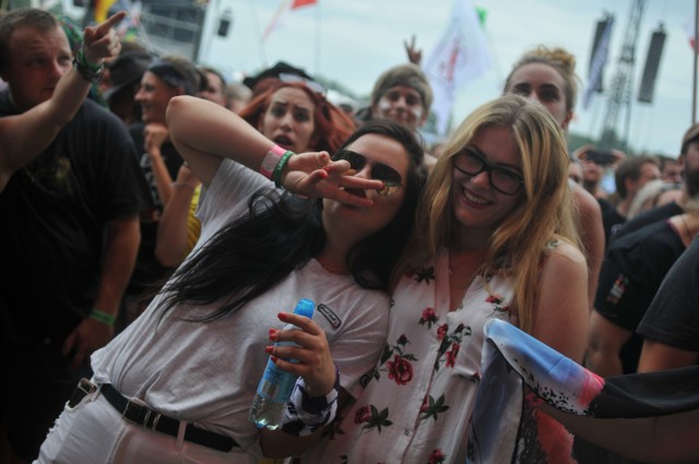 Na ten dzień bywalcy Przystanku Woodstock czekali przez cały rok! 3 sierpnia wystartował najpiękniejszy festiwal świata. Było kolorowo, wesoło, a momentami podniośle.



Atmosferę wyczekiwania na początek Przystanku Woodstock 2017 dało się wyczuć już od kilku dni. Woodstockowicze czekali na czwartek, gdy o godzinie 15.00 z Dużej Sceny przywita ich Jurek Owsiak. Tak się stało. Woodstock 2017 rozpoczął się od odśpiewania hymny Polski na kilkadziesiąt tysięcy gardeł. Później był czas na zabawę. I to jaką! Woodstockowicze bawili się pod czterema scenami, w błocie, na polu namiotowym. Humorów nie popsuły nawet barierki, które w tym roku po raz pierwszy znalazły się pod Dużą Sceną.

