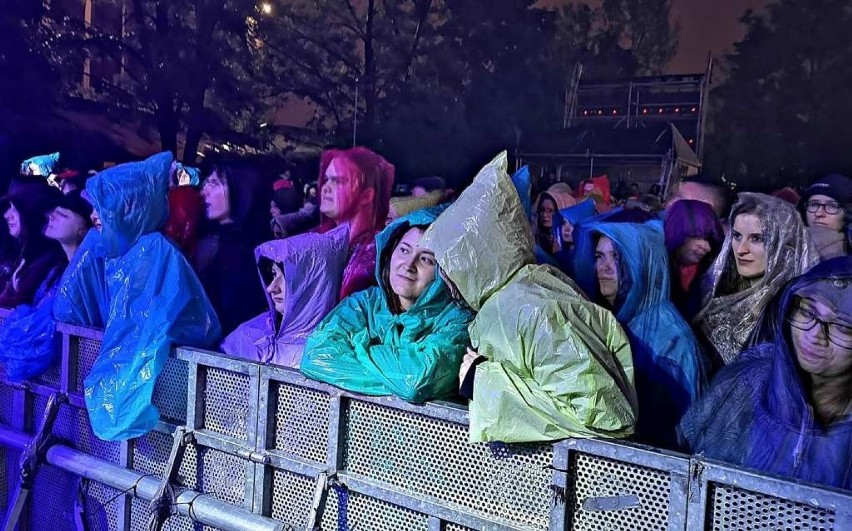 Deszcz pada, a studenci nie odpuszczają. Tak wyglądają Juwenalia w deszczu [ZDJĘCIA]