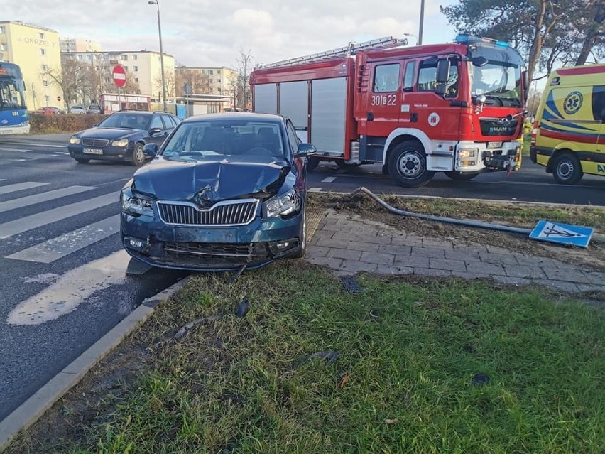 Kolizja w Bydgoszczy. Na Błoniu zderzyły się dwa auta osobowe