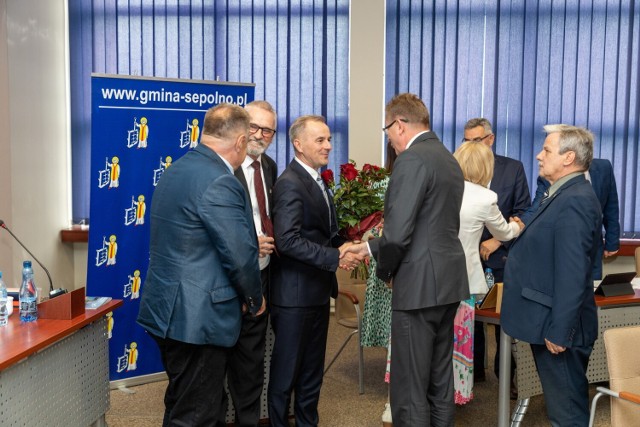Po udzieleniu wotum zaufania i absolutorium Waldemarowi Stupałkowskiemu, burmistrzowi Sępólna, były kwiaty i gratulacje