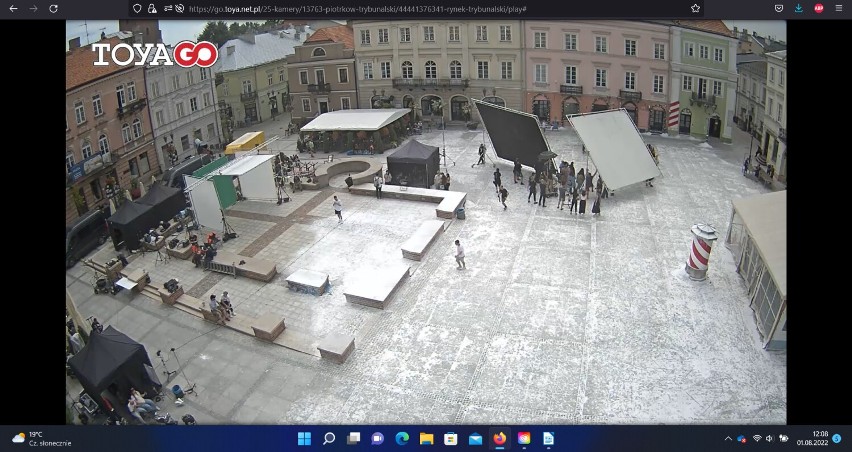 Śnieg w sierpniu w Rynku Trybunalskim w Piotrkowie, powstaje...