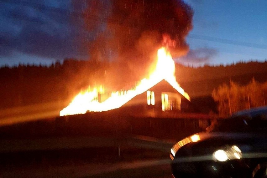 Pożar w Jazowsku. Spłonął pustostan obok sklepu Żabka. Akcja gaśnicza trwała kilka godzin, 40. strażaków brało udział w akcji  